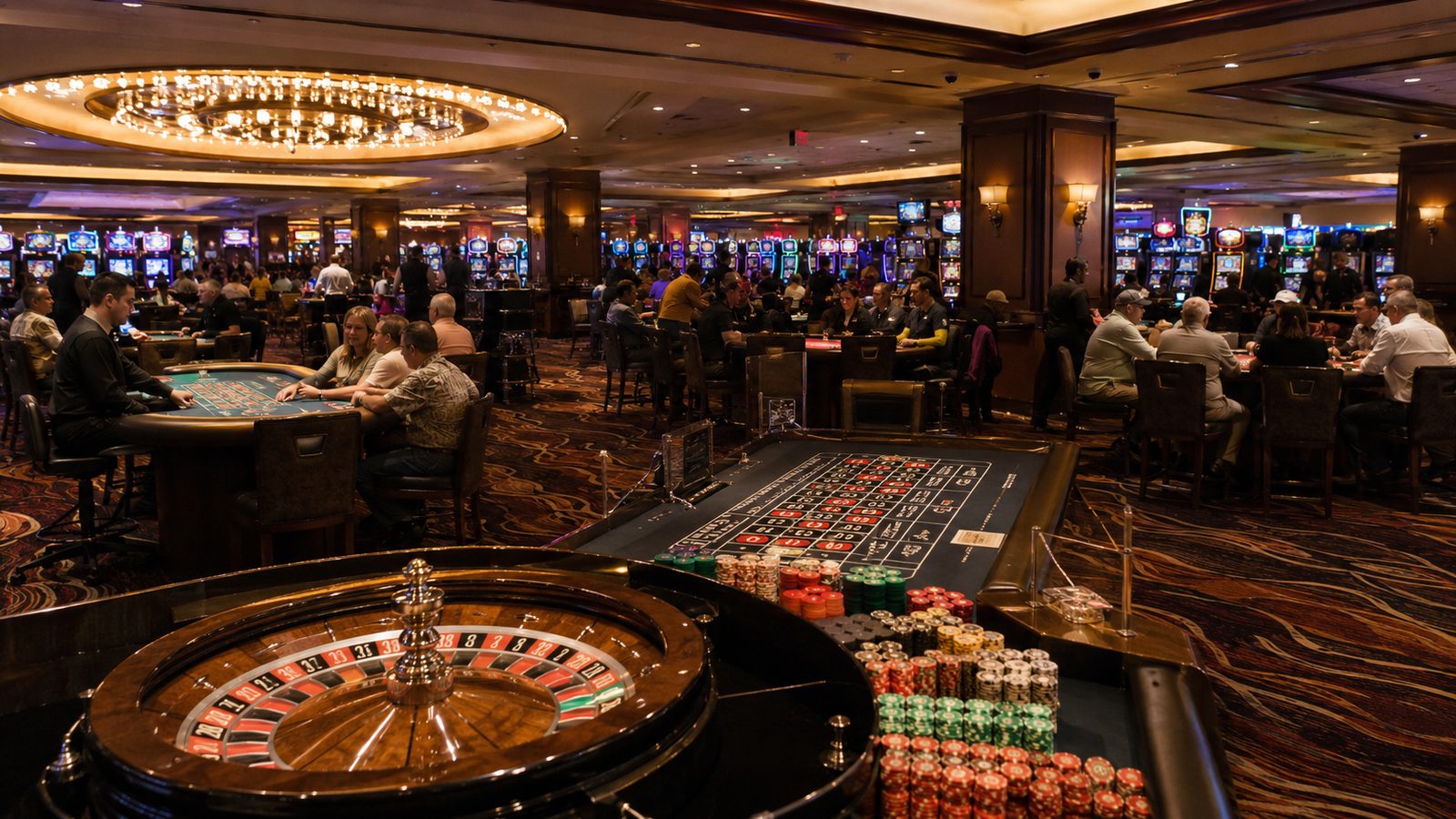 Salle de casino photoréaliste avec roulette et machines à sous